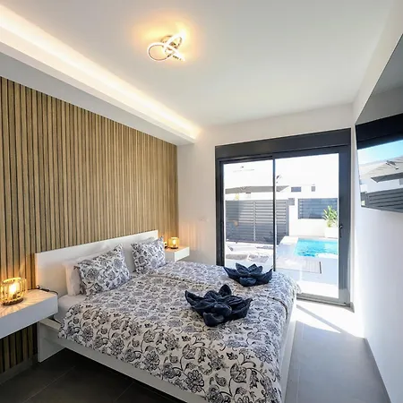 R-40-e House With Pool